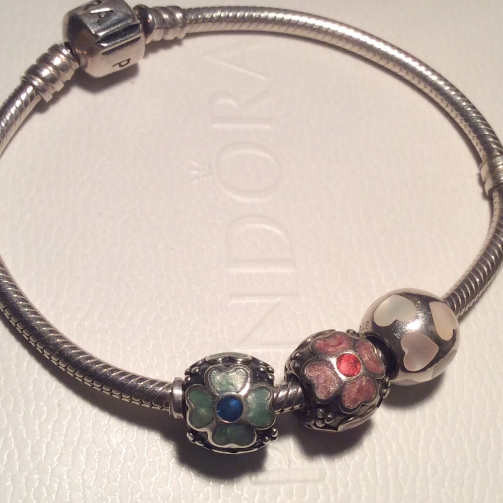 Pandora bracelet with three Pandora charms - Picture 3 of 3